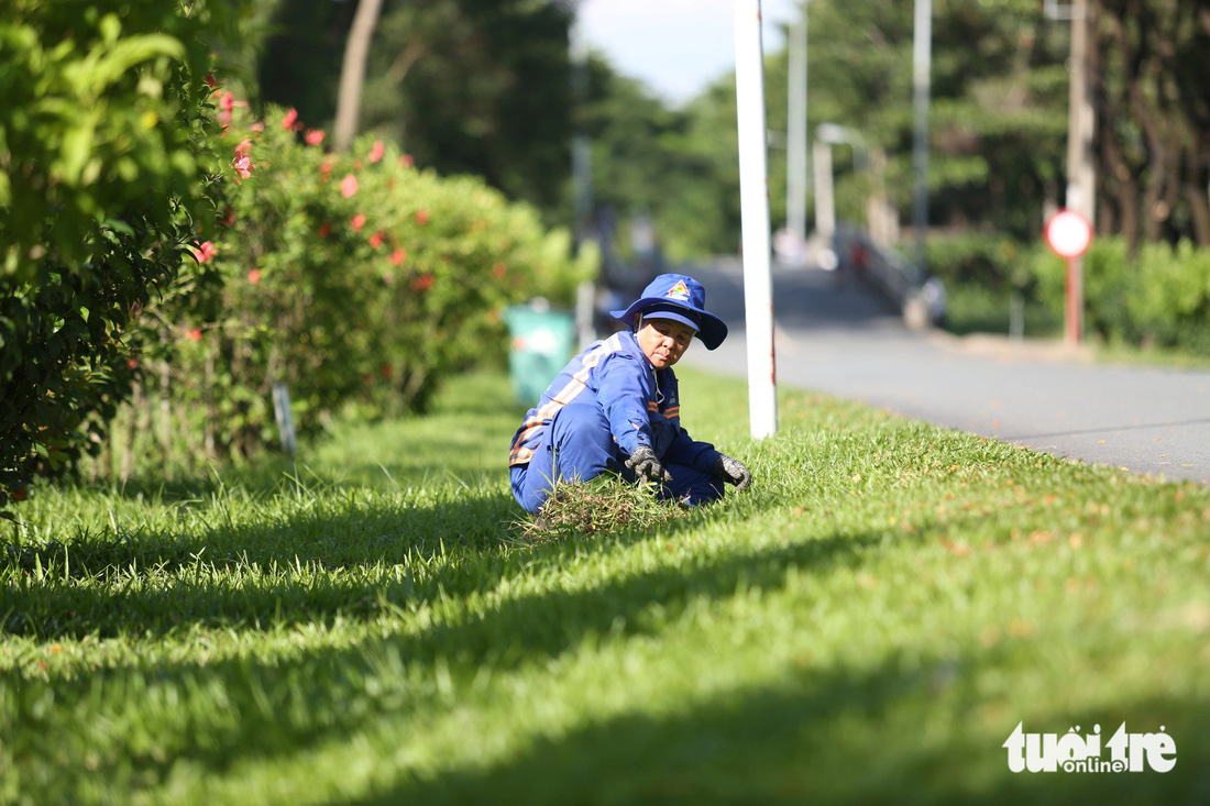 Mỗi ngày, tại công viên vẫn có công nhân làm việc để bảo trì, bảo dưỡng trang thiết bị, trồng và chăm sóc cây xanh ở các vị trí công trình đã thi công. 