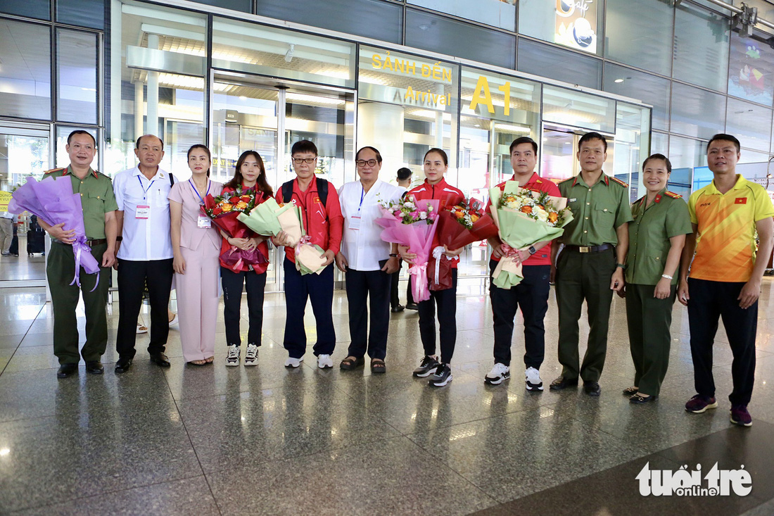 Chào đón đội tuyển bắn súng Việt Nam trở về sau Olympic Paris 2024 có lãnh đạo Liên đoàn Bắn súng Việt Nam và bộ môn bắn súng thuộc Cục Thể dục thể thao - Ảnh: HOÀNG TÙNG