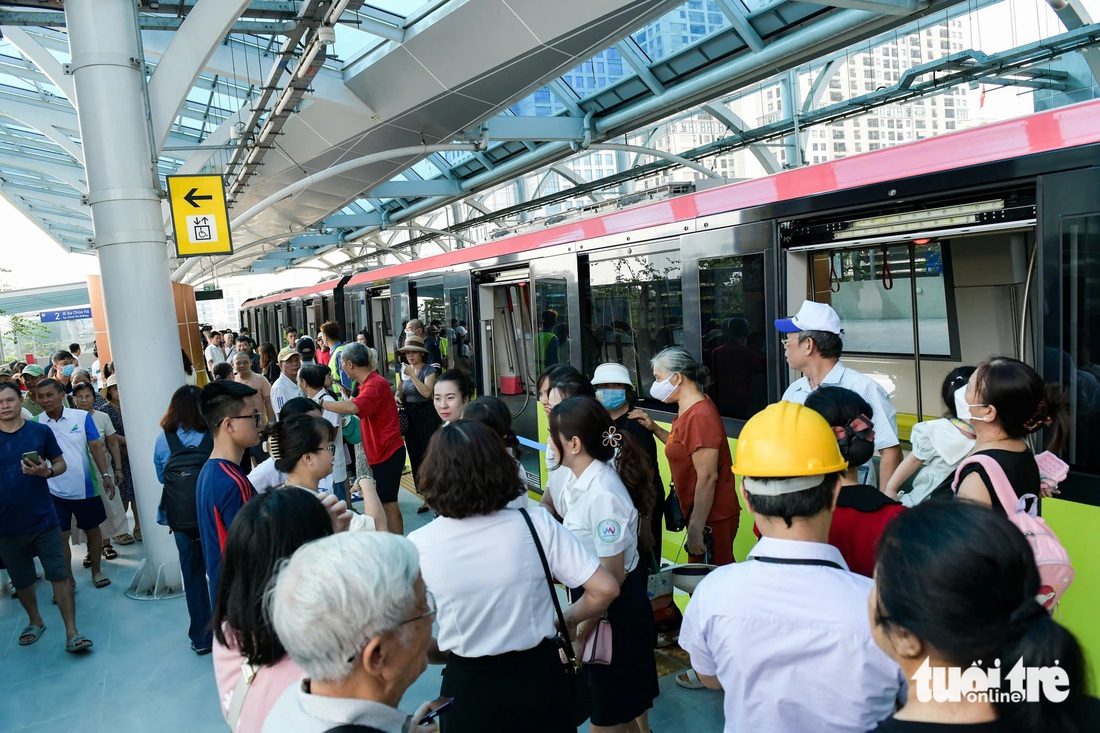 Hành khách chờ rất đông ở sân ga khi tàu đến