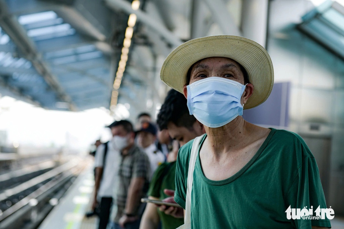 Người dân nôn nao đợi tàu vào sân ga để được đi trải nghiệm 