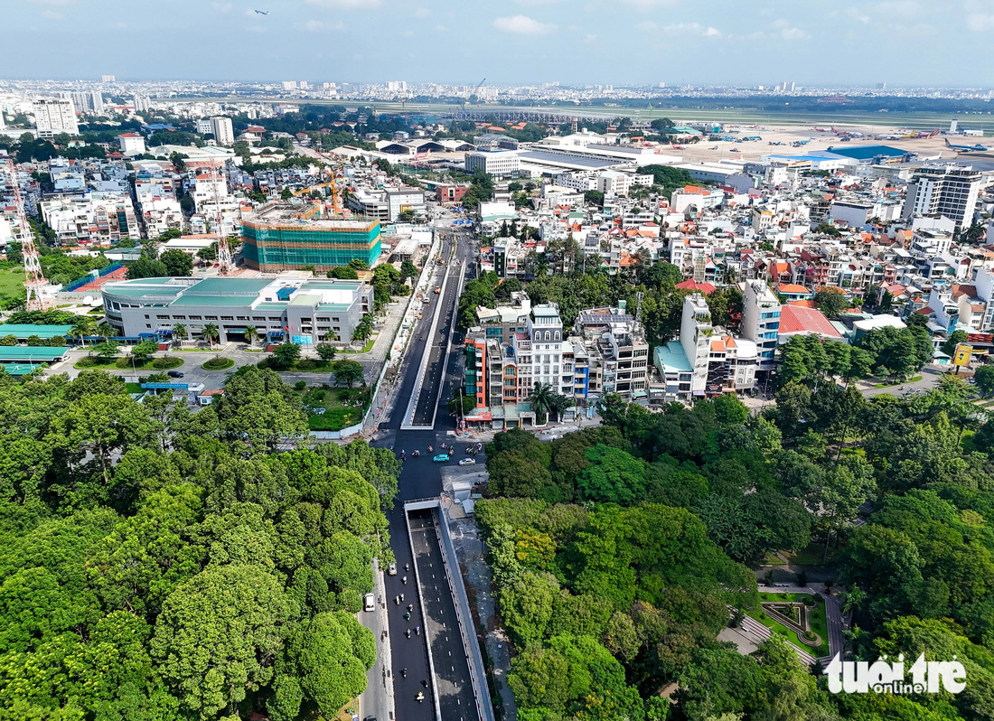 Suốt thời gian thi công, các nhà thầu gặp nhiều khó khăn vì hầm chui nằm ở cửa ngõ sân bay Tân Sơn Nhất, mỗi ngày đều có đông đúc xe cộ đi lại. Khi hoàn thành, dự án sẽ giúp thông suốt từ khu vực hầm chui ra đường Cộng Hòa - Trường Chinh, đồng thời nối nhà ga T3 Tân Sơn Nhất - Ảnh: CHÂU TUẤN