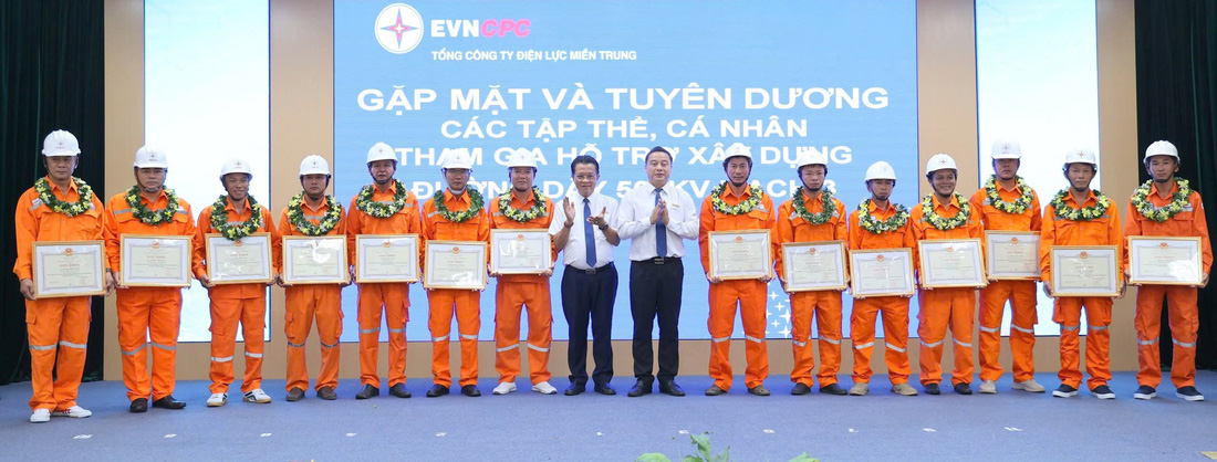 EVNCPC khen thưởng 47 tập thể, cá nhân xuất sắc tham gia thi công đường dây 500kV mạch 3- Ảnh 5.