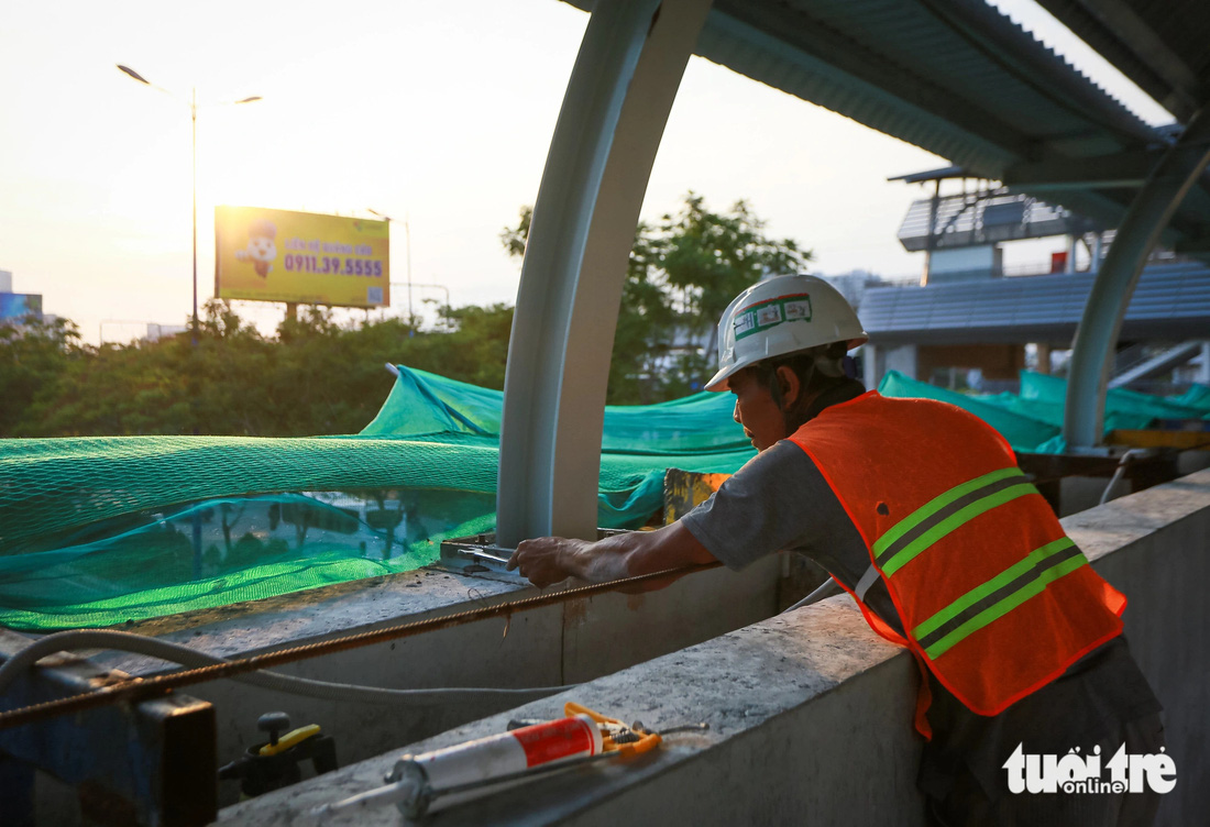 Diện mạo các cầu đi bộ kết nối ga metro số 1 những ngày sắp về đích - Ảnh 2.