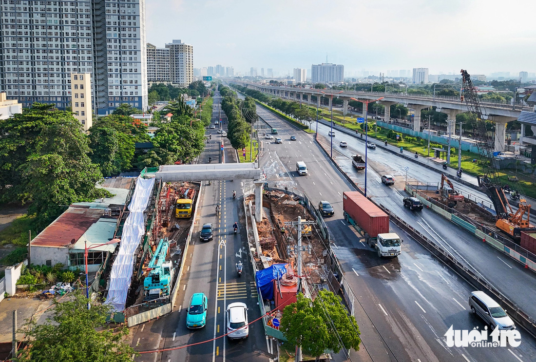 Diện mạo các cầu đi bộ kết nối ga metro số 1 những ngày sắp về đích - Ảnh 3.