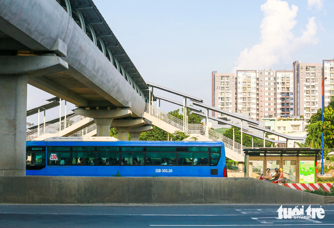 Diện mạo các cầu đi bộ kết nối ga metro số 1 những ngày sắp về đích - Ảnh 15.