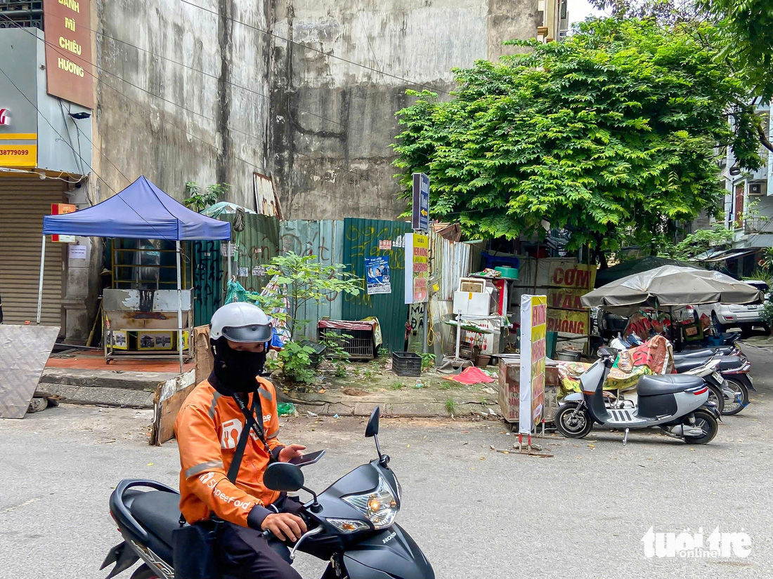 Ngôi nhà cấp 4 nằm lọt thỏm giữa khu đất đấu giá - Ảnh 10.