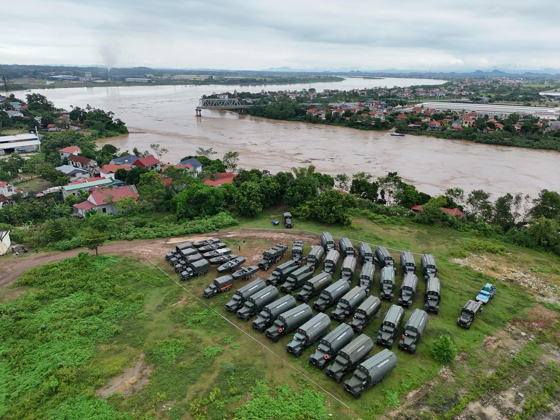 Lực lượng Công binh chuẩn bị thiết bị lắp cầu phao thay thế cầu Phong Châu bị sập - Ảnh 1.