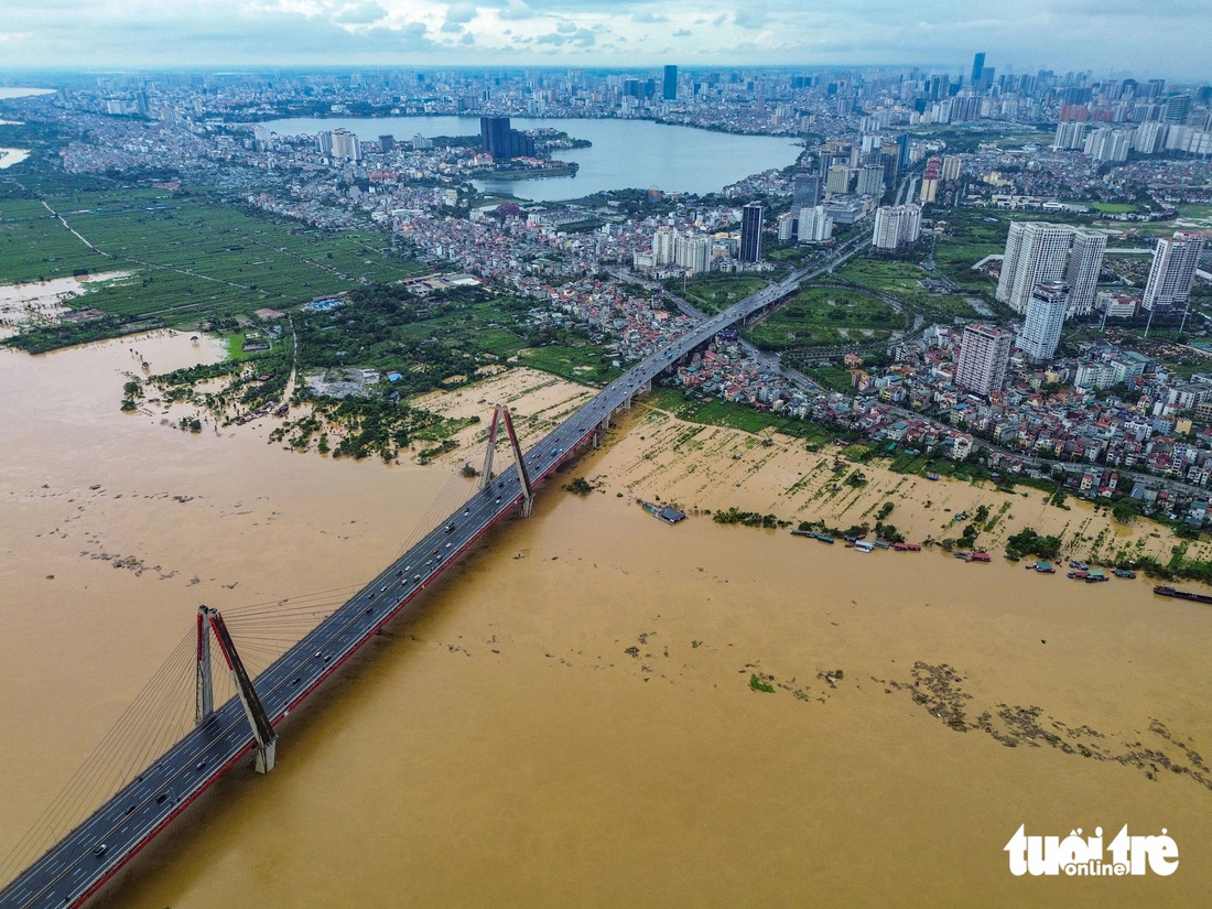 Các cây cầu qua sông Hồng, sông Đuống ở Hà Nội trong ngày lũ lớn - Ảnh 1.