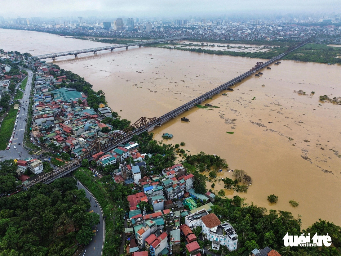 Các cây cầu qua sông Hồng, sông Đuống ở Hà Nội trong ngày lũ lớn - Ảnh 2.