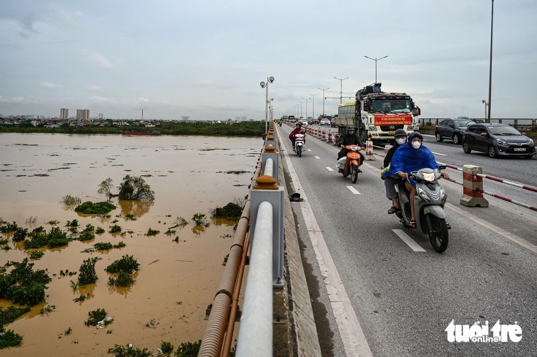 Các cây cầu qua sông Hồng, sông Đuống ở Hà Nội trong ngày lũ lớn - Ảnh 15.