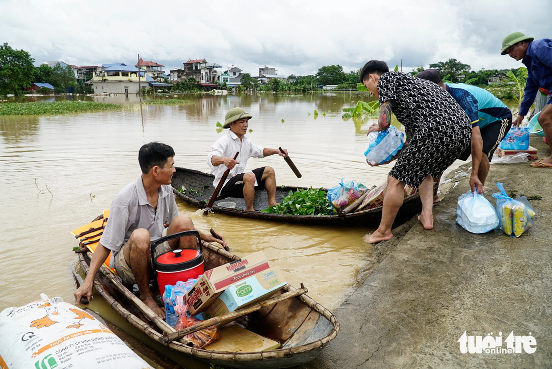 Dân hết lòng, quân hết mình vì bà con vùng lũ tại Thái Nguyên - Ảnh 5.