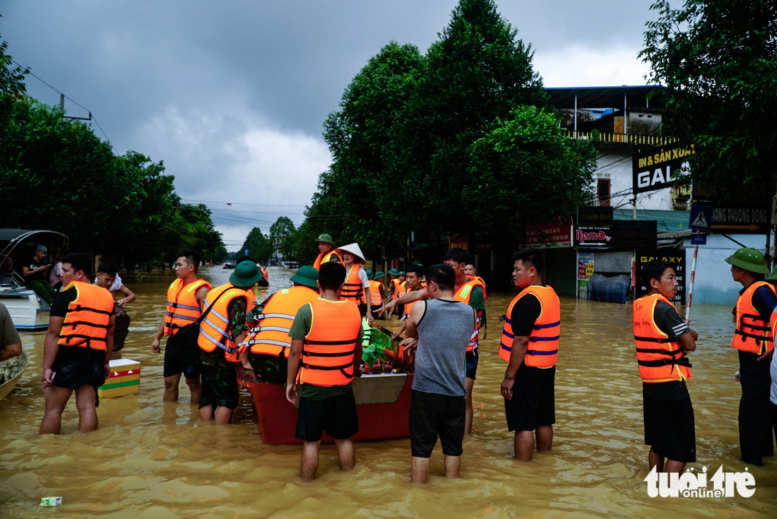 Dân hết lòng, quân hết mình vì bà con vùng lũ tại Thái Nguyên - Ảnh 6.