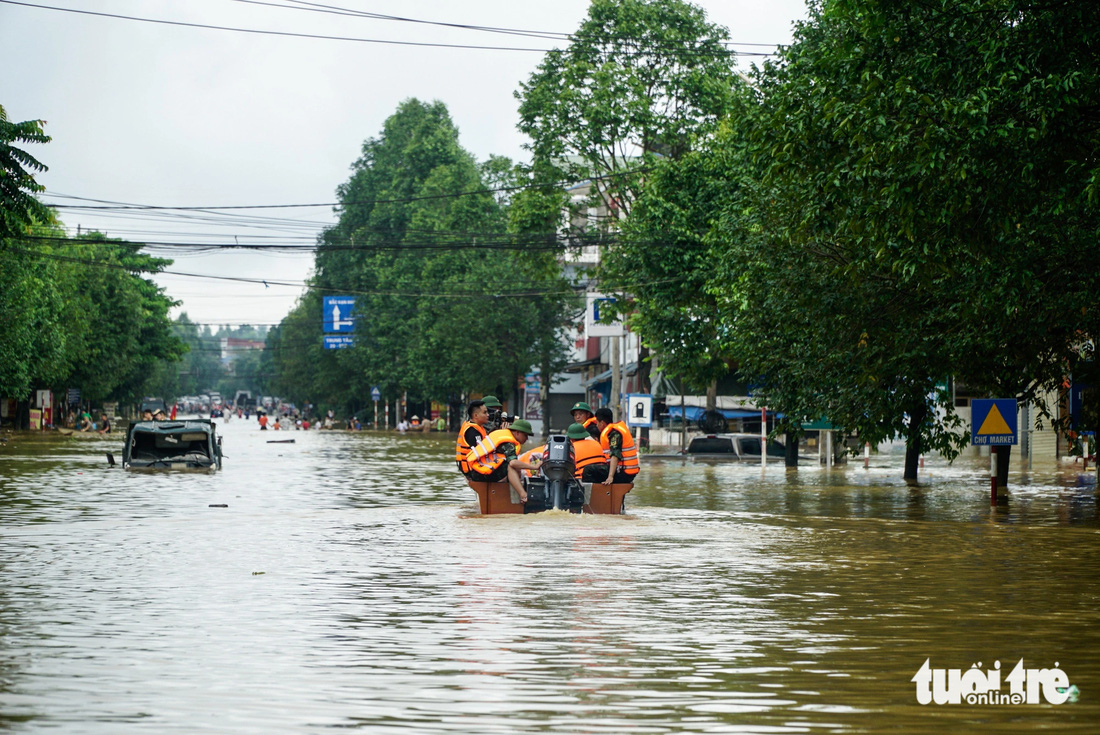 Dân hết lòng, quân hết mình vì bà con vùng lũ tại Thái Nguyên - Ảnh 9.