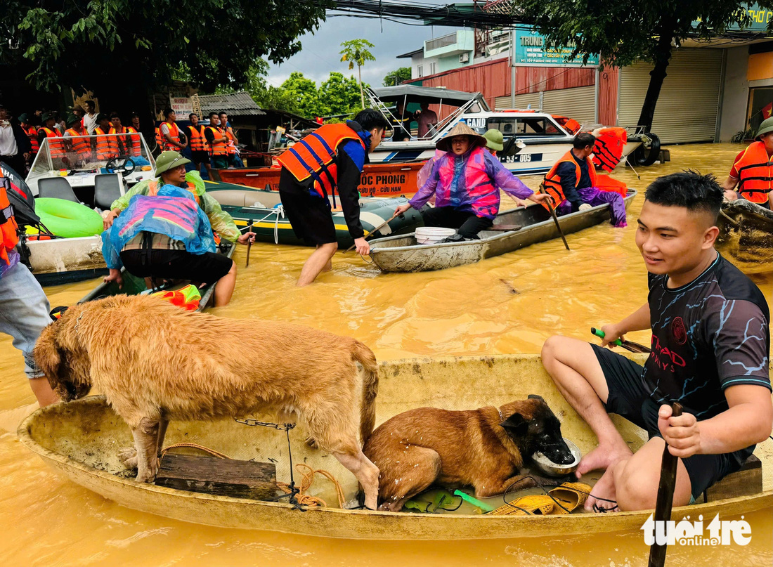 Dân hết lòng, quân hết mình vì bà con vùng lũ tại Thái Nguyên - Ảnh 8.