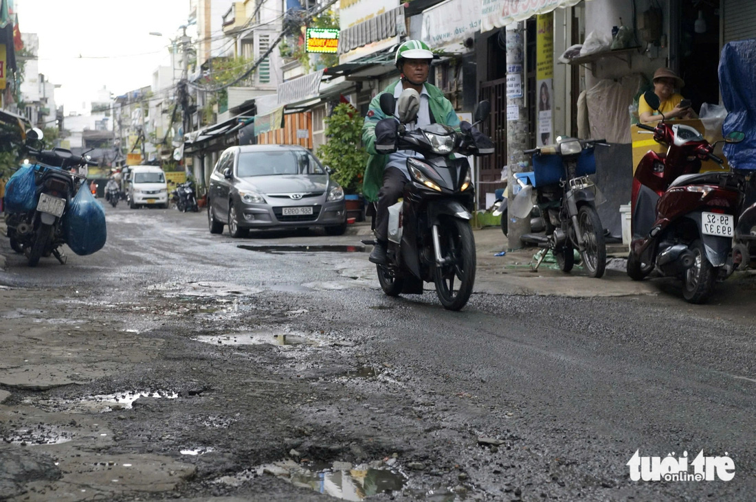 Đường Nguyễn Công Trứ xuống cấp hơn 10 năm nay, phường nói sẽ đôn đốc phòng ban chuyên môn - Ảnh 1.