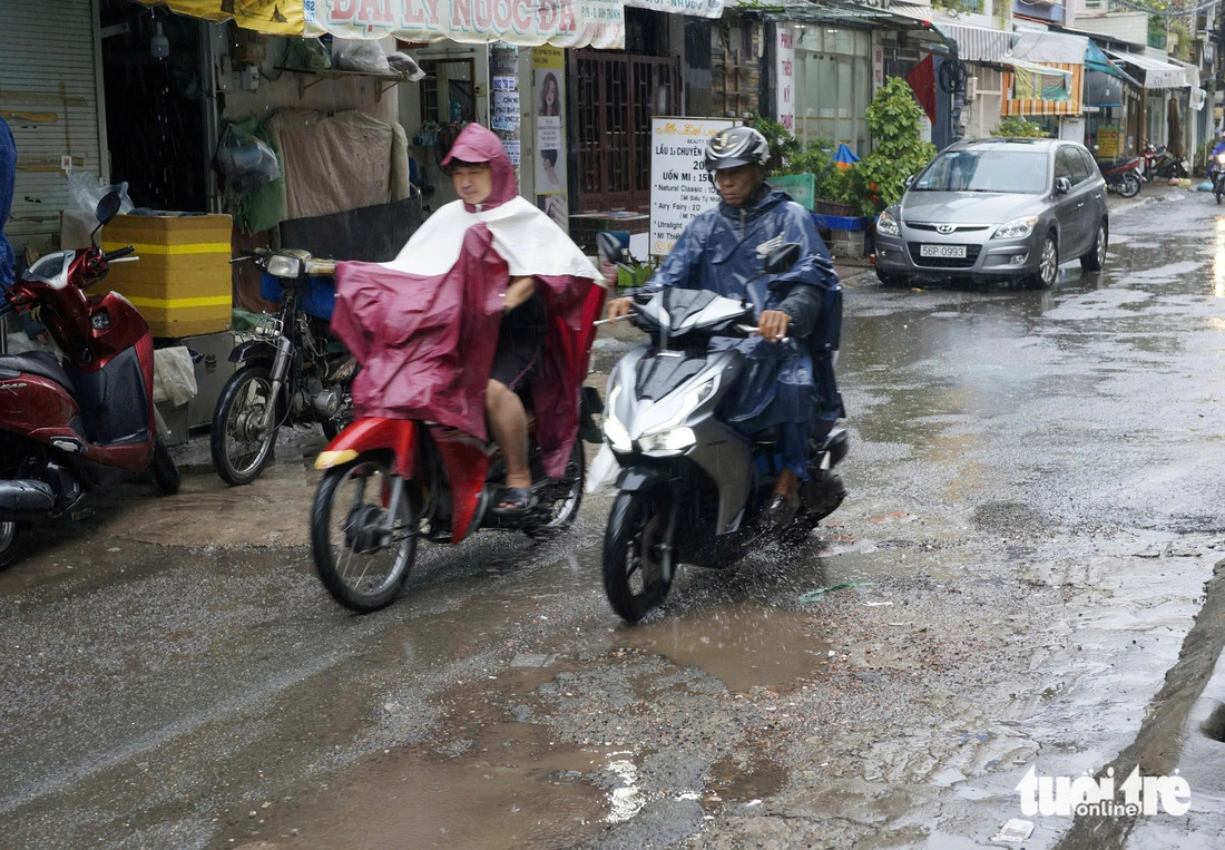 Đường Nguyễn Công Trứ xuống cấp nặng, người dân chắp vá đi lại hơn 10 năm - Ảnh 4.