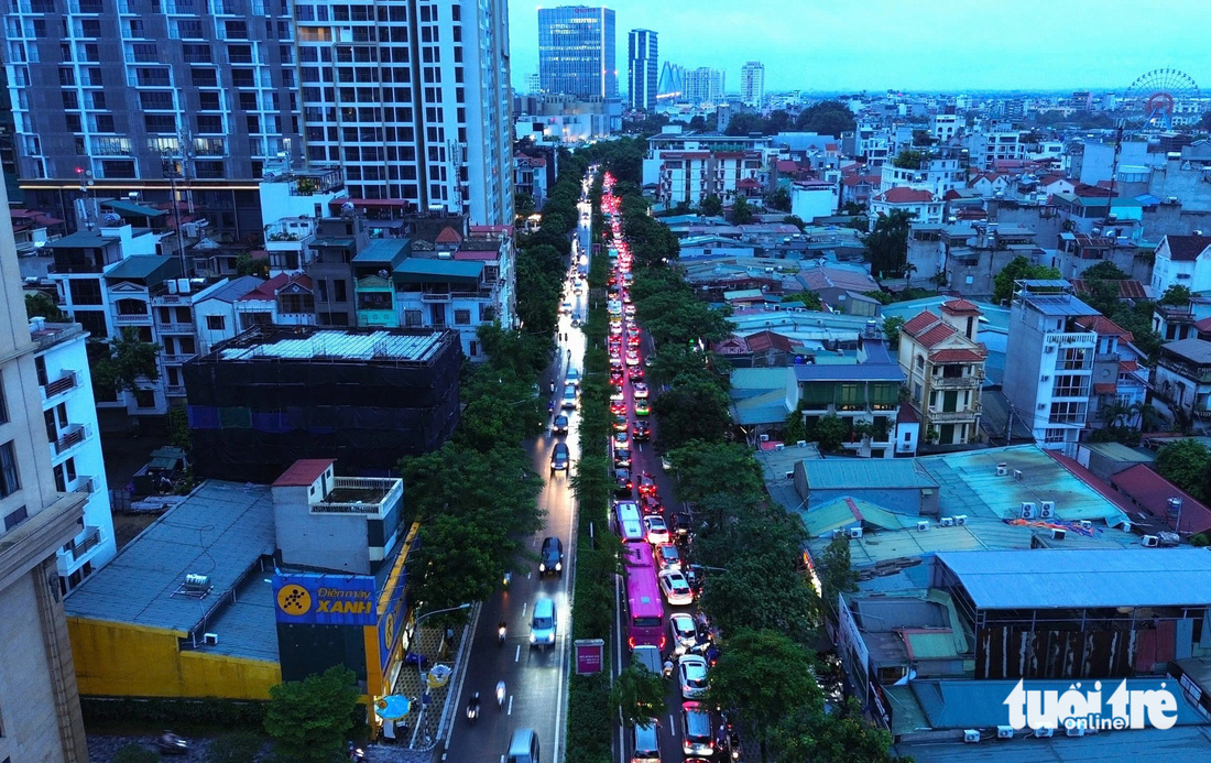 Xuất hiện điểm ngập tại lối lên, xuống cầu Vĩnh Tuy, Nhật Tân, dân 'chôn chân' trên cầu suốt 2 tiếng - Ảnh 2.