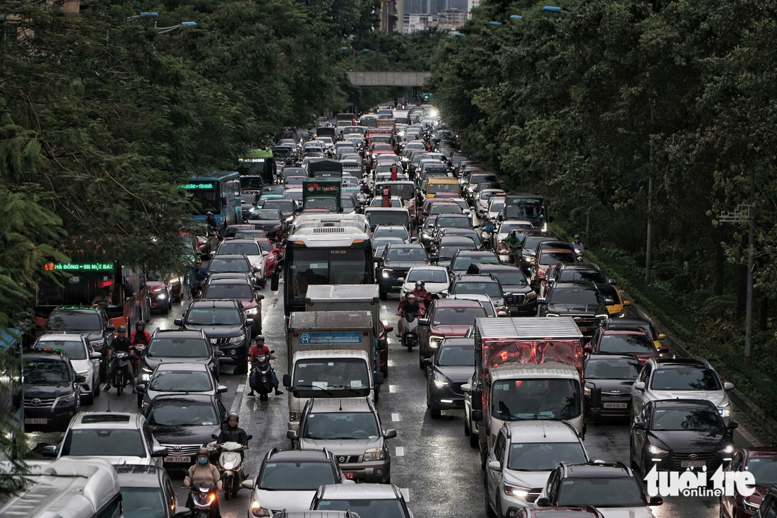 Người Hà Nội khổ sở ‘chôn chân’ trên hai cây cầu lớn Vĩnh Tuy, Nhật Tân - Ảnh 3.