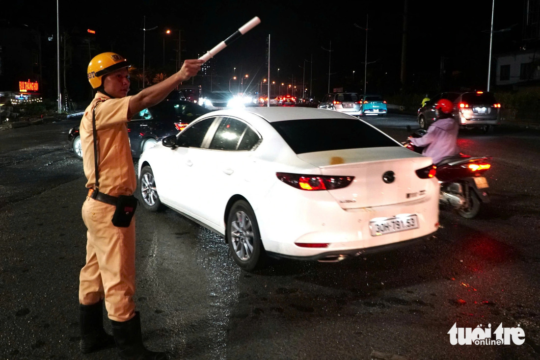 Kẹt xe trên hai cây cầu lớn Vĩnh Tuy, Nhật Tân ở Hà Nội - Ảnh 5.