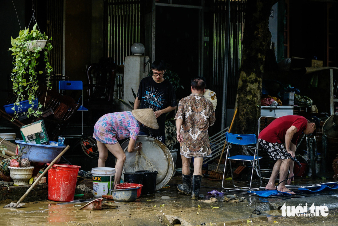 Sau lũ, người dân Thái Nguyên nói 'chưa bao giờ bùn ngập nhiều đến vậy' - Ảnh 2.