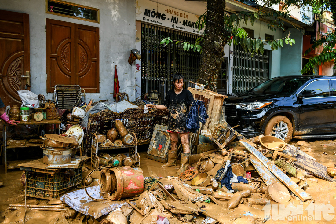 Dưới lớp bùn lũ, người dân Yên Bái cố gắng vớt vát tài sản còn sót lại - Ảnh 1.