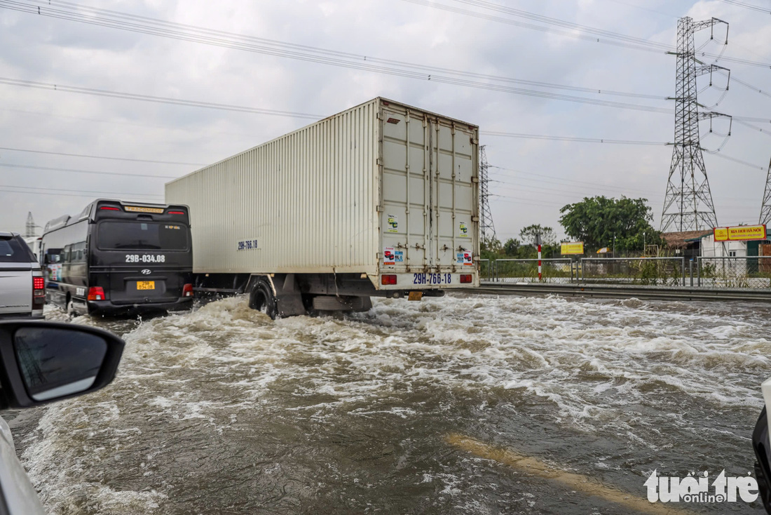 Ô tô ‘bơi’ trên cao tốc Pháp Vân - Cầu Giẽ do ngập lụt - Ảnh 5.