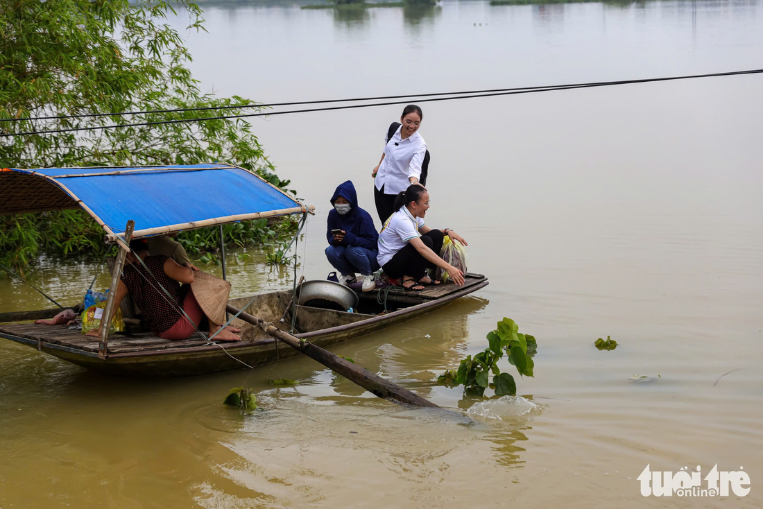 Khu dân cư ở Ninh Bình, Hà Nam ngập sâu dù nước lũ trên sông đã rút - Ảnh 2.