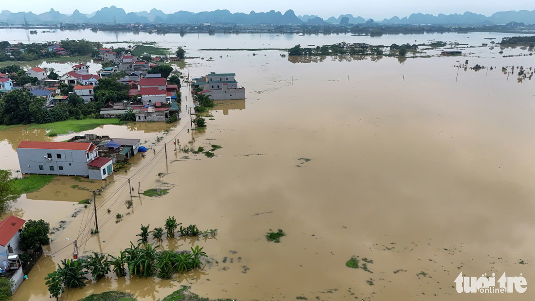 Khu dân cư ở Ninh Bình, Hà Nam ngập sâu dù nước lũ đã rút - Ảnh 4.