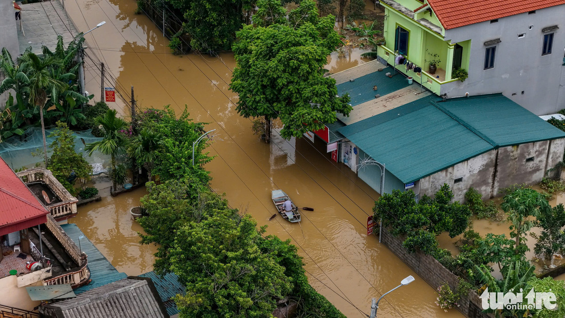 Khu dân cư ở Ninh Bình, Hà Nam ngập sâu dù nước lũ trên sông đã rút - Ảnh 5.