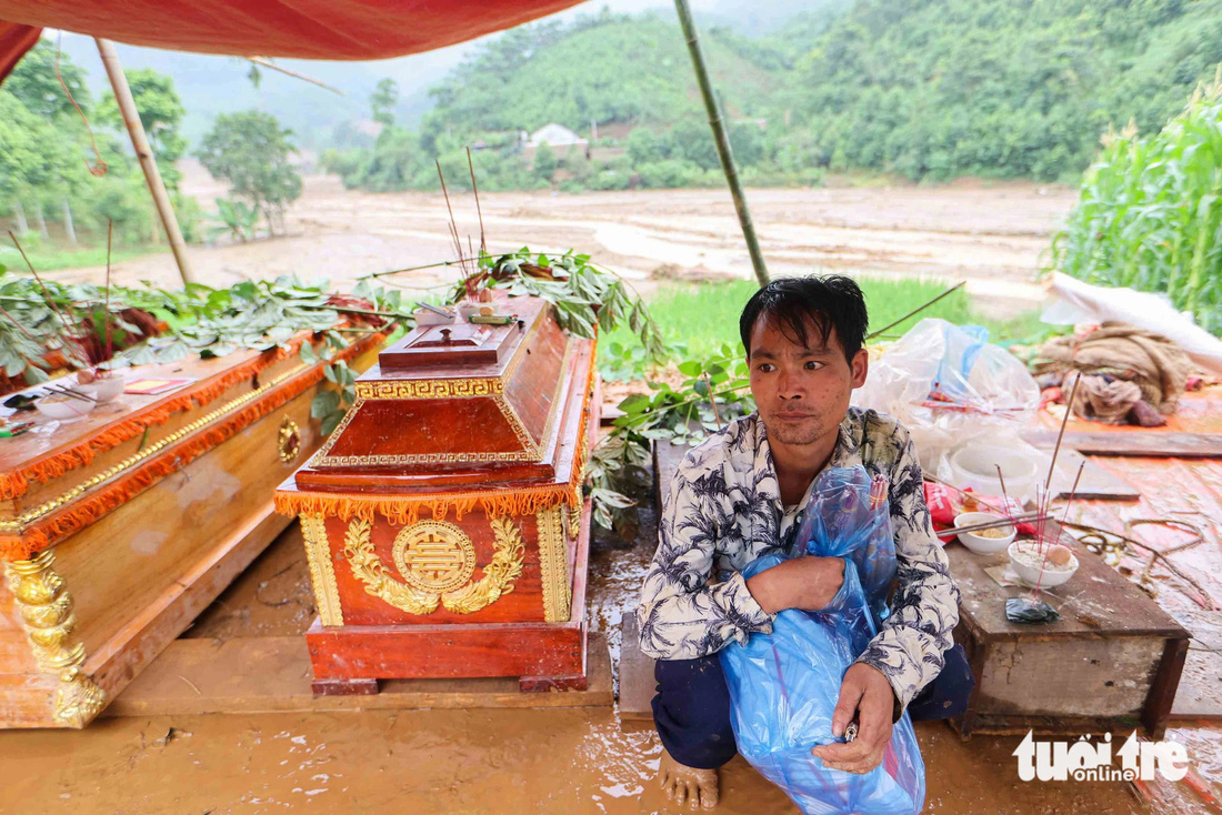 Lũ quét Làng Nủ: bước chân vô vọng cha đi tìm con - Ảnh 2.