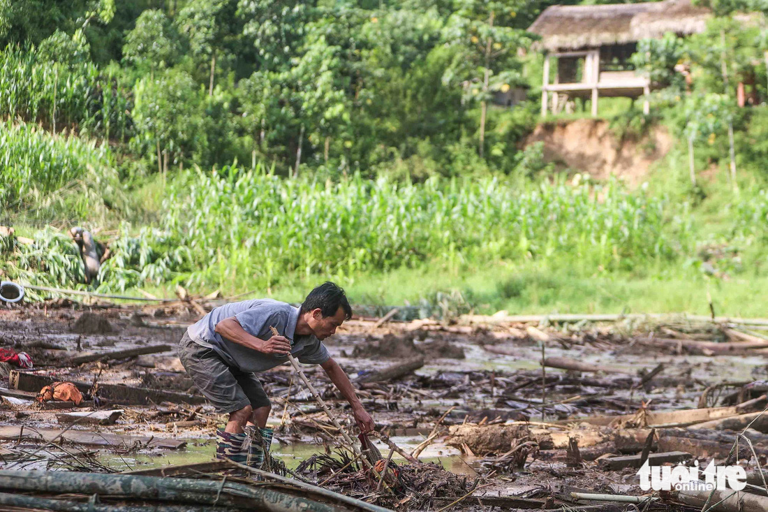 Lũ quét Làng Nủ: Bước chân vô vọng cha đi tìm con - Ảnh 9.