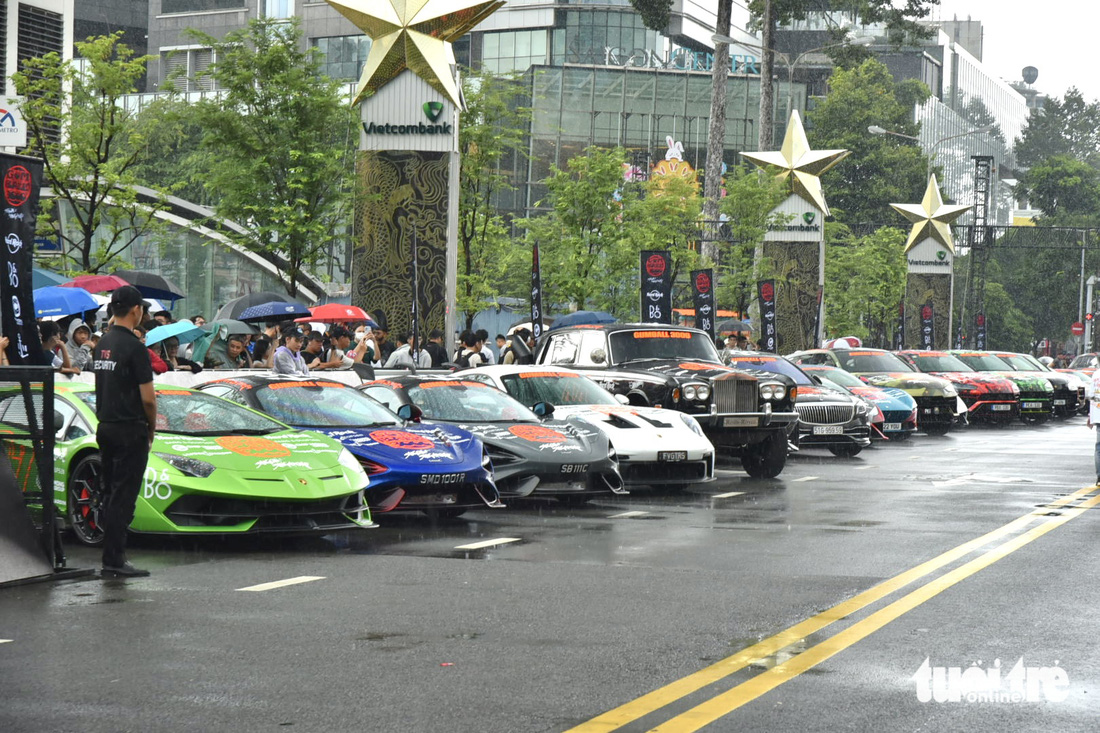 Dàn xe bạc tỉ của Gumball 3000 lăn bánh khỏi Việt Nam, thu hút sự chú ý giới chơi xe toàn cầu - Ảnh 1.