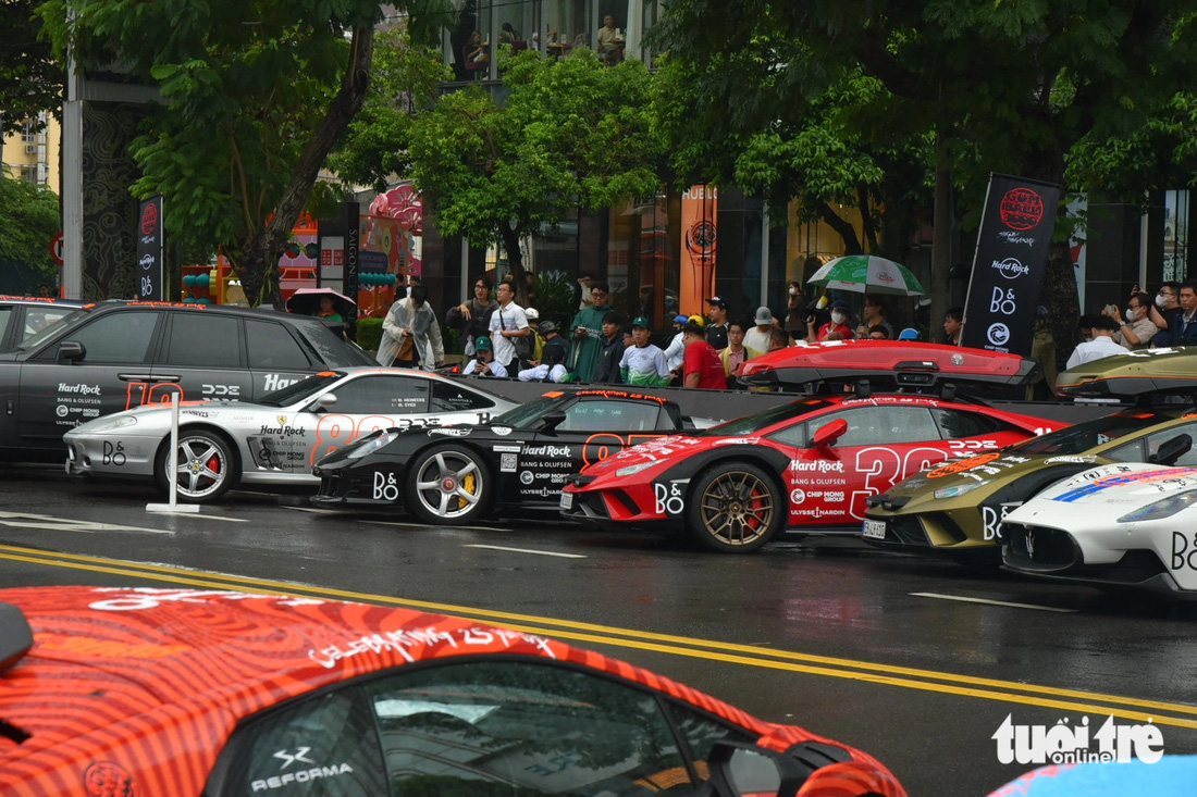 Dàn xe bạc tỉ của Gumball 3000 lăn bánh khỏi Việt Nam, thu hút sự chú ý giới chơi xe toàn cầu - Ảnh 14.