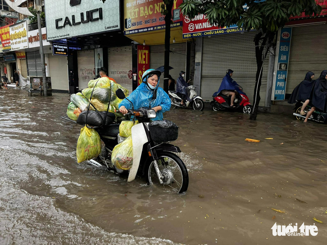 Sáng đầu tuần, đường phố Hà Nội lại ngập sau mưa lớn, có đoạn ngập dài 2km - Ảnh 1.