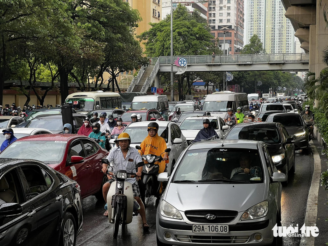 Sáng đầu tuần, đường phố Hà Nội lại ngập sau mưa lớn, có đoạn ngập dài 2km - Ảnh 16.