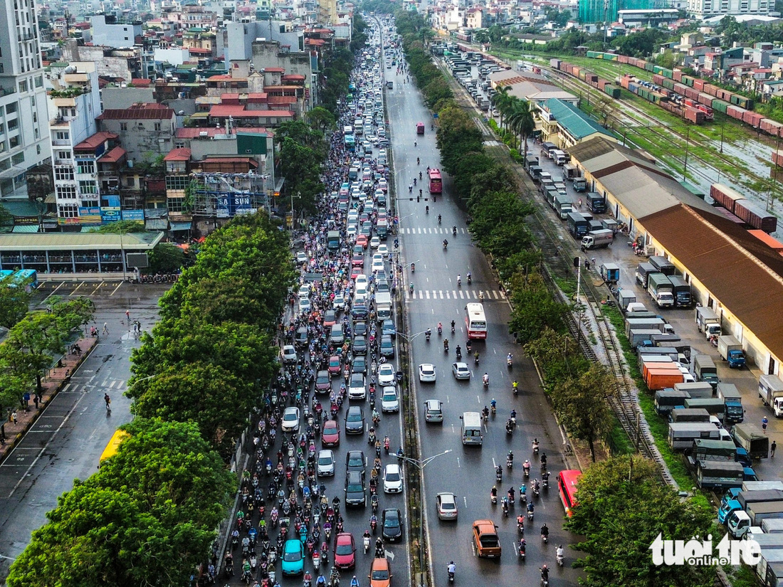 Sáng đầu tuần, đường phố Hà Nội lại ngập sau mưa lớn, có đoạn ngập dài 2km - Ảnh 2.