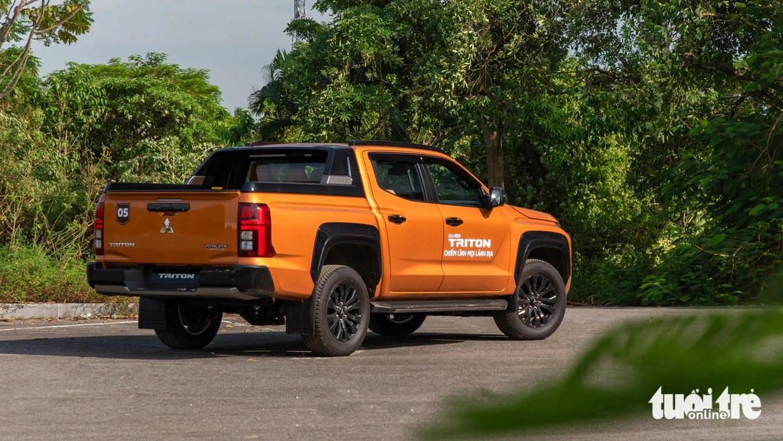 Tôi cùng tay đua vô địch Dakar Rally lái Mitsubishi Triton 2024: Treo mềm hợp số đông, động cơ bốc hơn thế hệ cũ- Ảnh 7. Chạy Mitsubishi Triton 2024 cùng tay đua vô địch Dakar Rally: Động cơ bốc hơn, off-road cực êm - Ảnh 6.