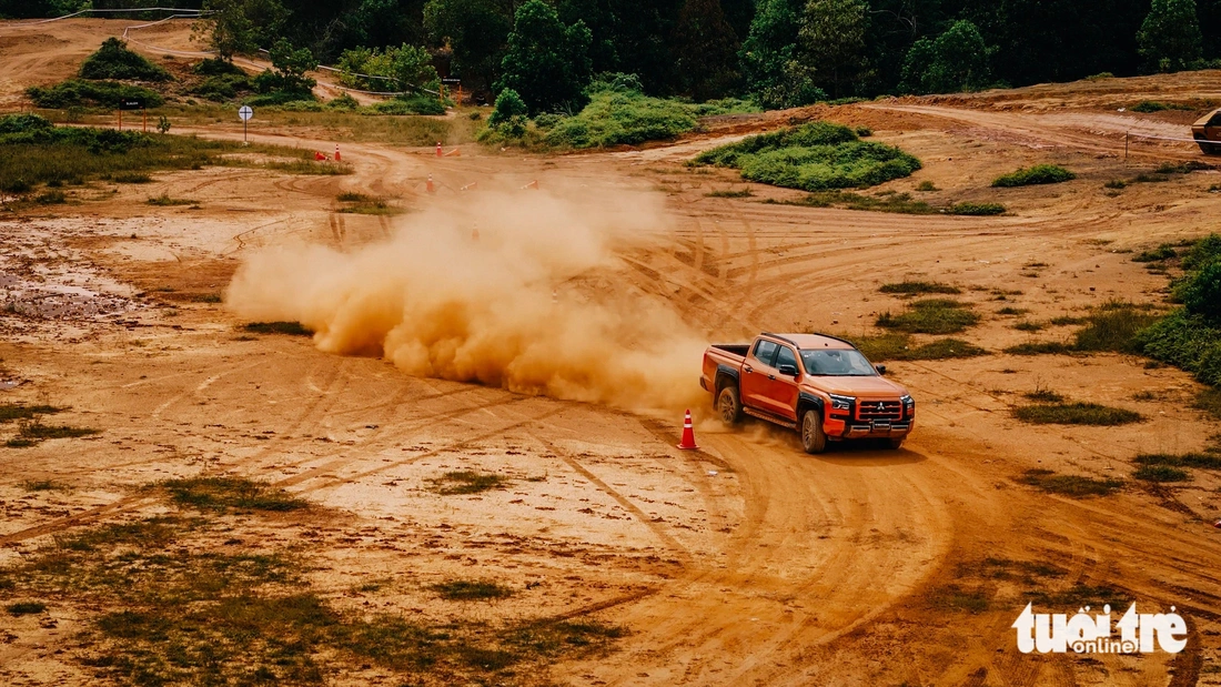 Tôi cùng tay đua vô địch Dakar Rally lái Mitsubishi Triton 2024: Treo mềm hợp số đông, động cơ bốc hơn thế hệ cũ- Ảnh 25. Chạy Mitsubishi Triton 2024 cùng tay đua vô địch Dakar Rally: Động cơ bốc hơn, off-road cực êm - Ảnh 23.