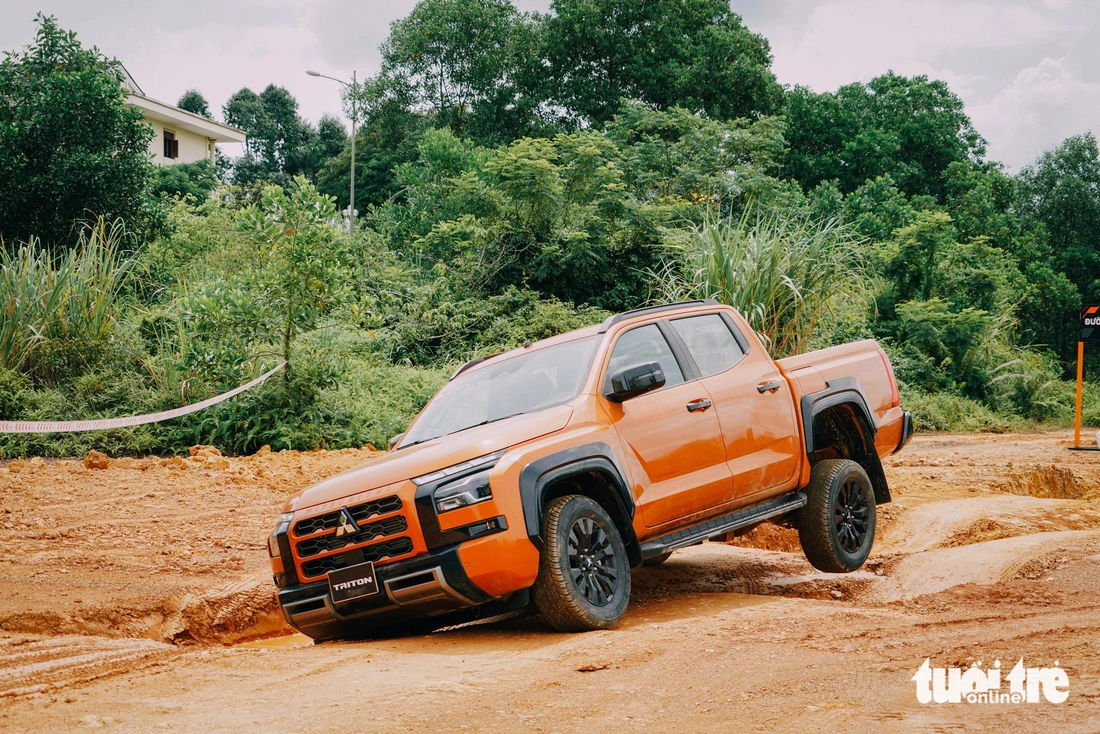 Tôi cùng tay đua vô địch Dakar Rally lái Mitsubishi Triton 2024: Treo mềm hợp số đông, động cơ bốc hơn thế hệ cũ- Ảnh 26. Chạy Mitsubishi Triton 2024 cùng tay đua vô địch Dakar Rally: Động cơ bốc hơn, off-road cực êm - Ảnh 24.