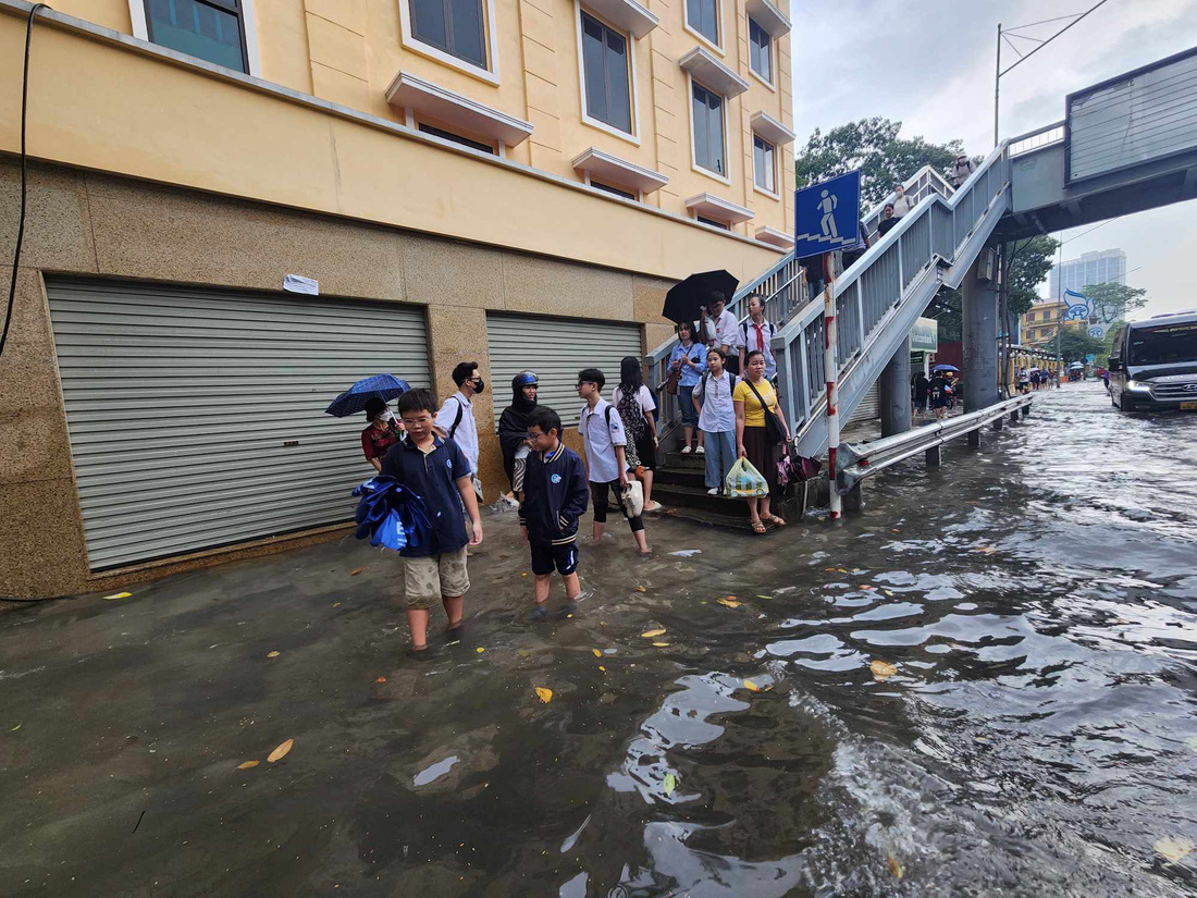 Sáng đầu tuần, đường phố Hà Nội lại ngập sau mưa lớn, có đoạn ngập dài 2km - Ảnh 18.