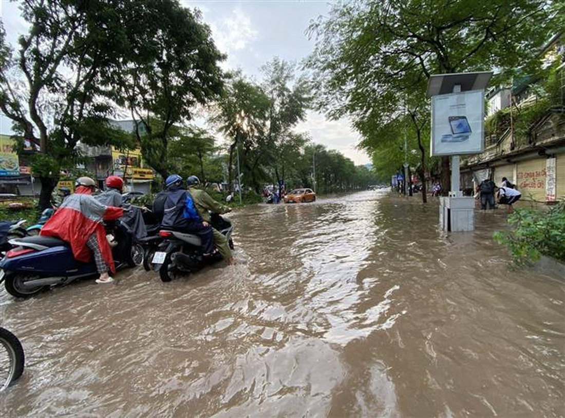 Sáng đầu tuần, đường phố Hà Nội lại ngập sau mưa lớn, có đoạn ngập dài 2km - Ảnh 20.