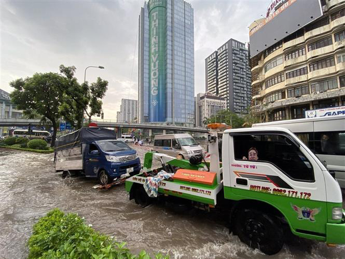 Sáng đầu tuần, đường phố Hà Nội lại ngập sau mưa lớn, có đoạn ngập dài 2km - Ảnh 19.