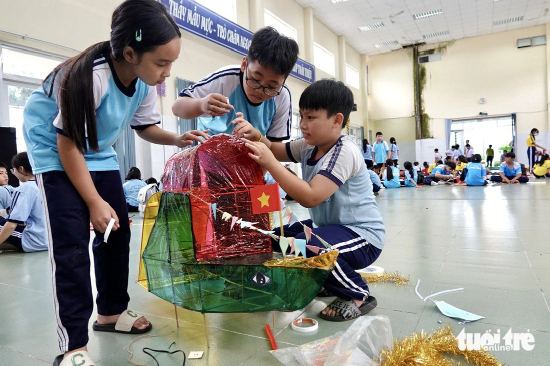 Học sinh Cần Giờ làm lồng đèn con cá, tàu đánh cá mừng Lễ hội Nghinh Ông - Ảnh 1.