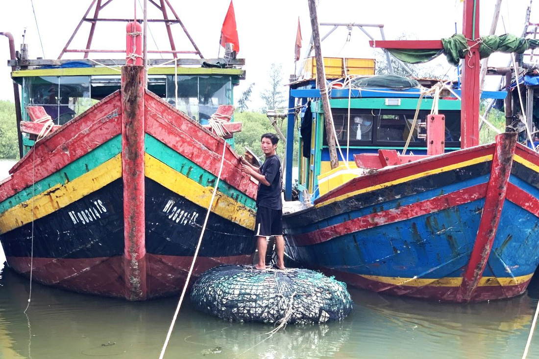 Lo bão đổ bộ, ngư dân Đà Nẵng thuê xe cẩu hối hả chở thuyền đi tránh - Ảnh 9.