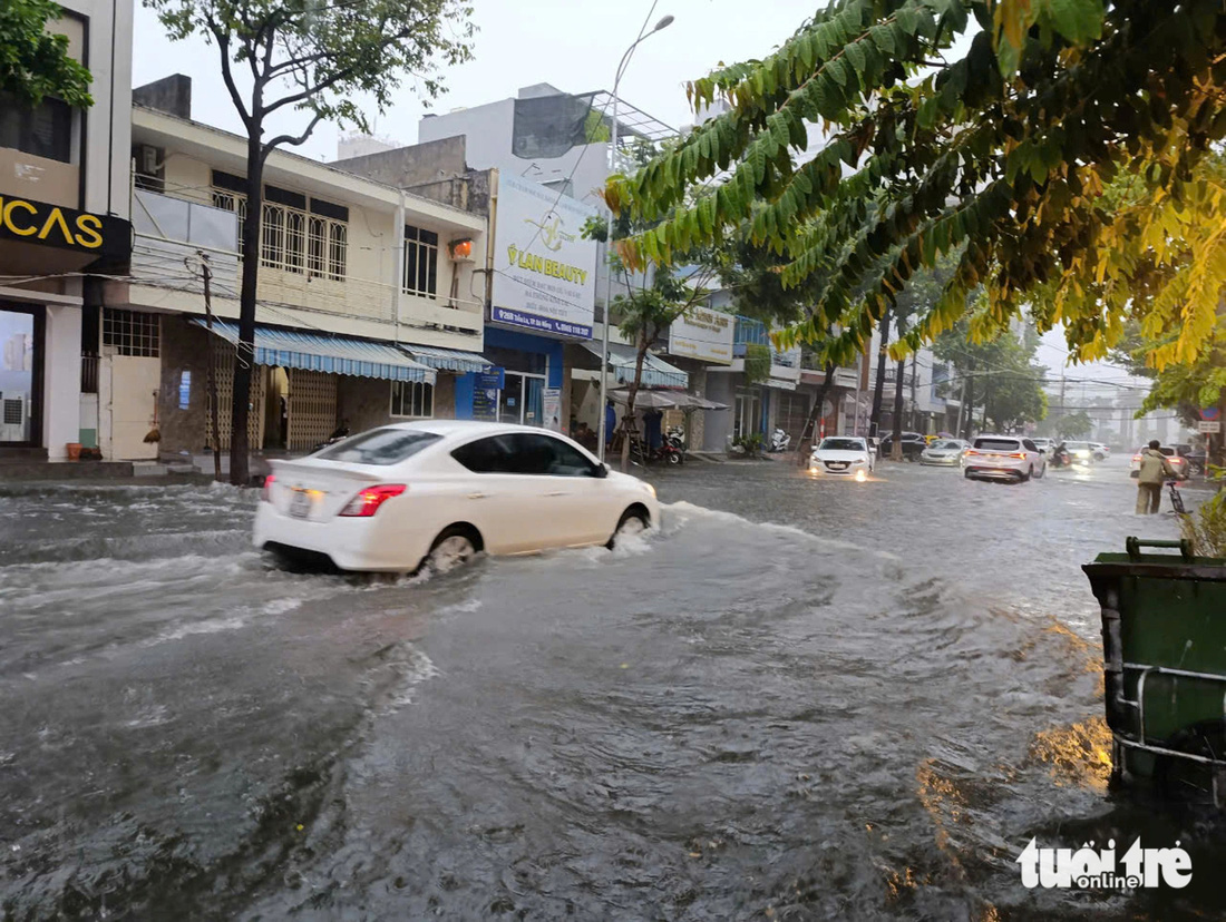 Mưa trắng trời, nhiều tuyến phố Đà Nẵng ngập nước - Ảnh 4.