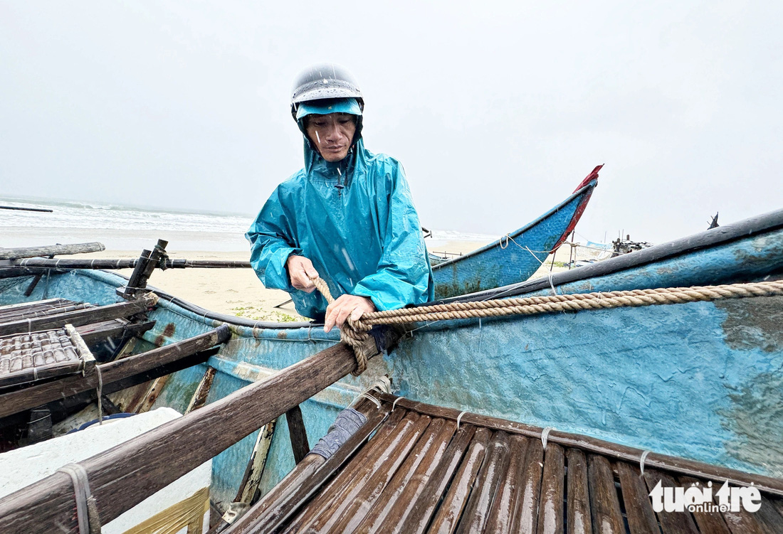 Áp thấp nhiệt đới khả năng mạnh thành bão, ngư dân Quảng Nam hối hả đưa thuyền thúng lên bờ - Ảnh 1.