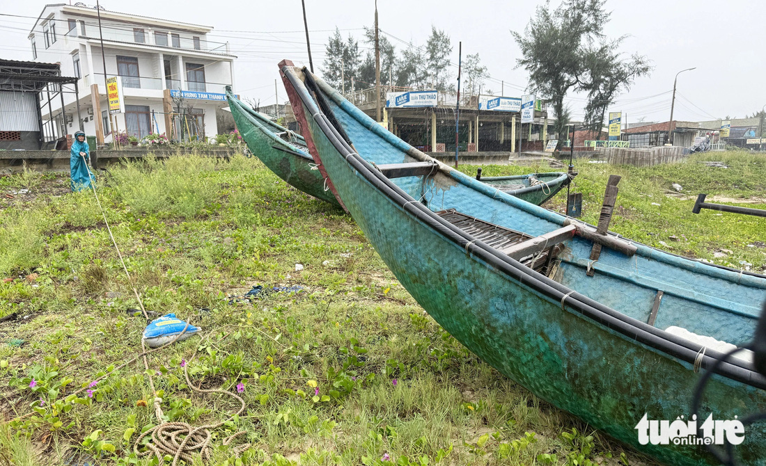 Áp thấp nhiệt đới khả năng mạnh thành bão, ngư dân Quảng Nam hối hả đưa thuyền thúng lên bờ - Ảnh 2.