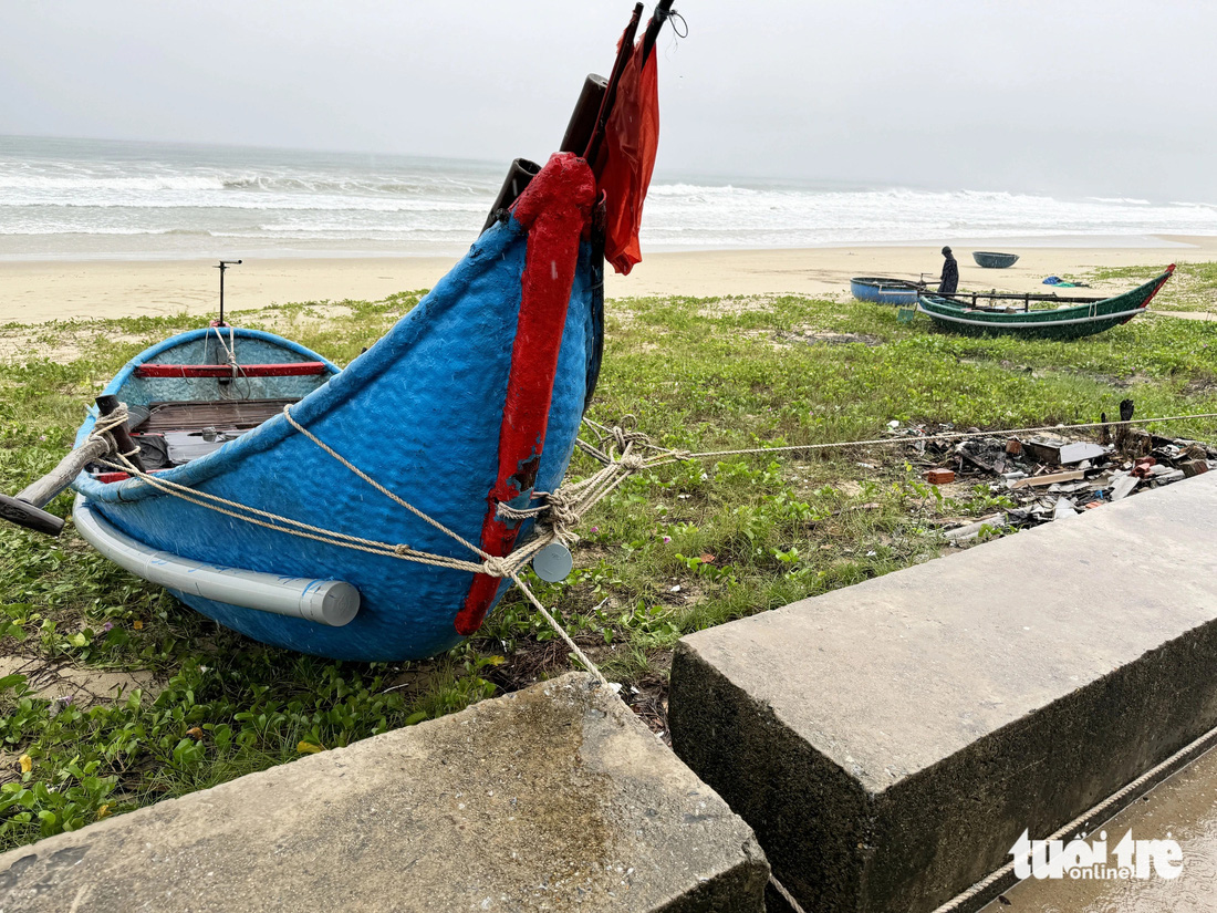 Ngư dân Quảng Nam hối hả đưa thuyền thúng lên bờ - Ảnh 4.