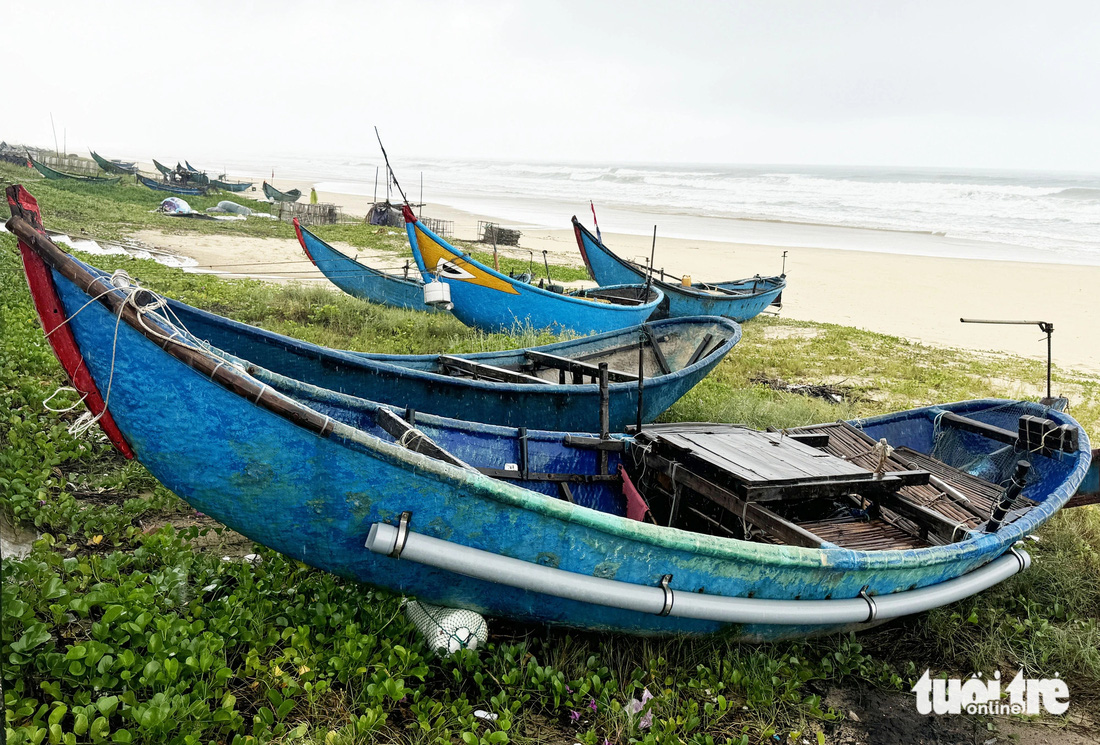 Áp thấp nhiệt đới khả năng mạnh thành bão, ngư dân Quảng Nam hối hả đưa thuyền thúng lên bờ - Ảnh 8.