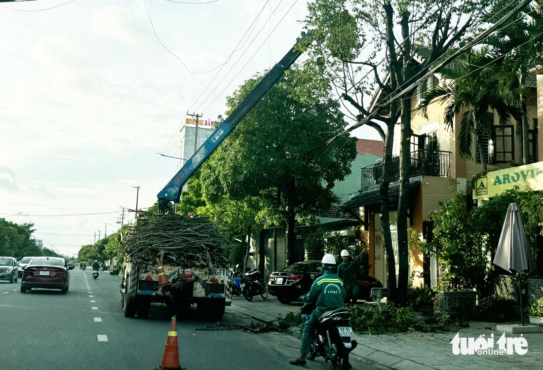 Áp thấp nhiệt đới khả năng mạnh thành bão, ngư dân Quảng Nam hối hả đưa thuyền thúng lên bờ - Ảnh 10.